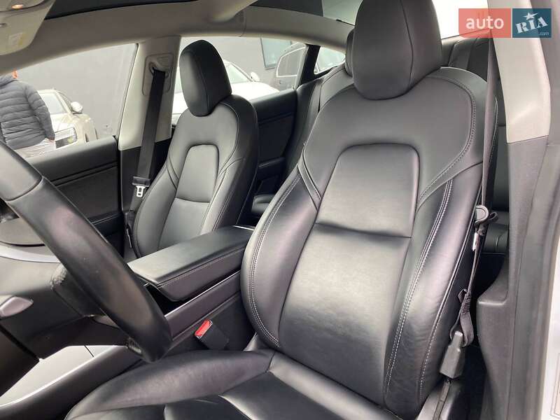 Седан Tesla Model 3 2019 в Львове