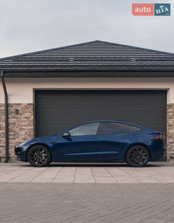 Седан Tesla Model 3 2021 в Черкасах