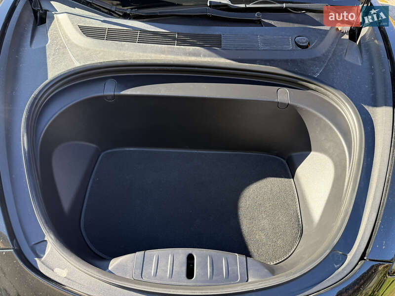 Седан Tesla Model 3 2019 в Нововолинську