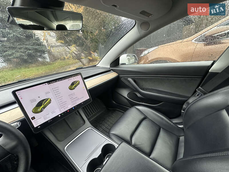 Седан Tesla Model 3 2020 в Львові