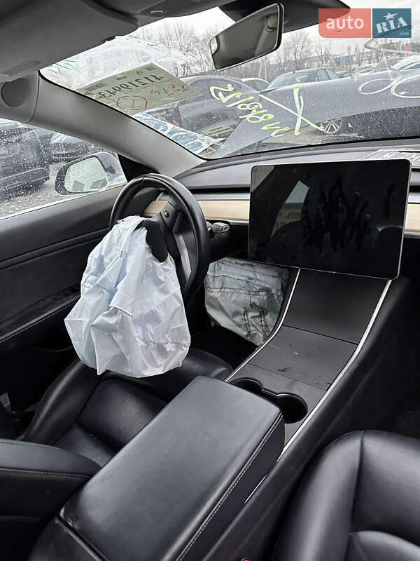 Седан Tesla Model 3 2019 в Львові
