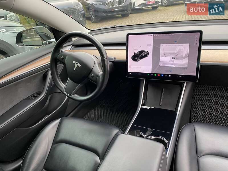 Седан Tesla Model 3 2018 в Львові