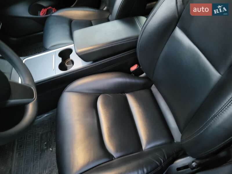Седан Tesla Model 3 2020 в Львове