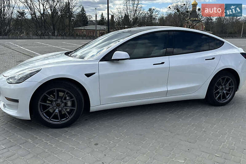 Седан Tesla Model 3 2021 в Киеве