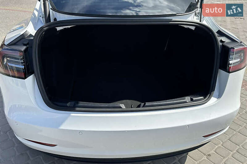 Седан Tesla Model 3 2021 в Киеве