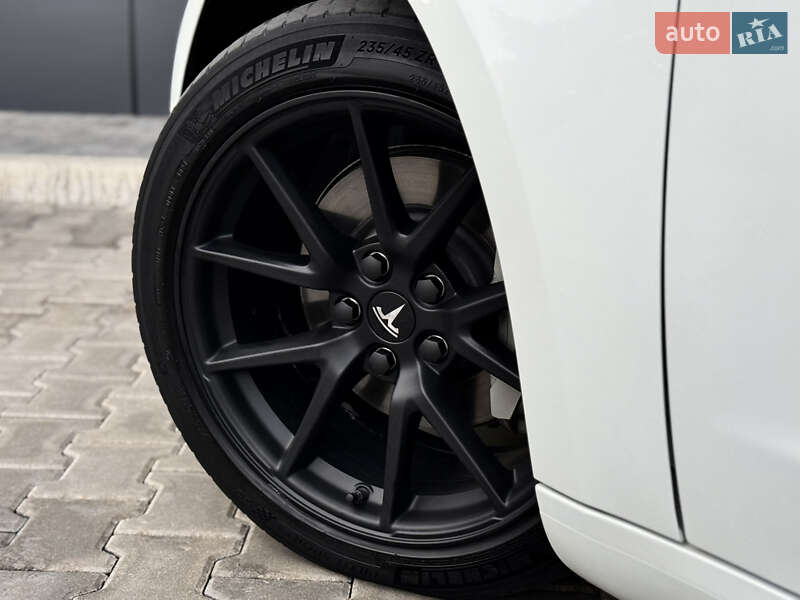 Седан Tesla Model 3 2022 в Кривом Роге