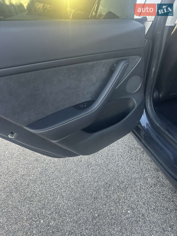 Седан Tesla Model 3 2022 в Черкасах