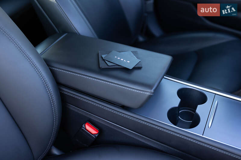 Седан Tesla Model 3 2021 в Львові