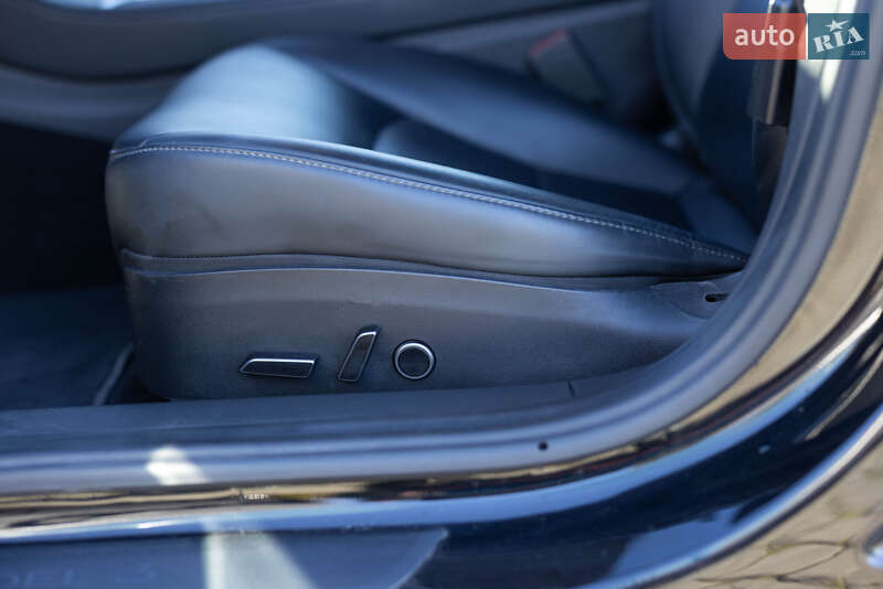 Седан Tesla Model 3 2021 в Львові