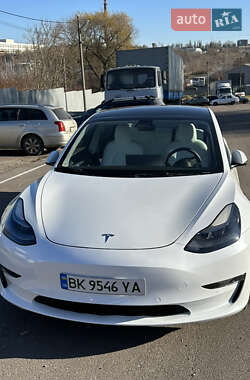 Седан Tesla Model 3 2022 в Ровно
