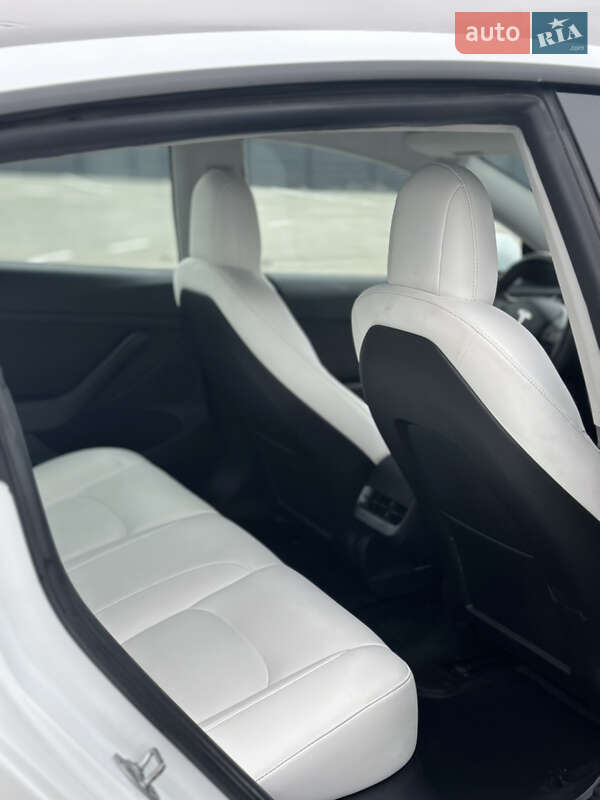 Седан Tesla Model 3 2021 в Дубно