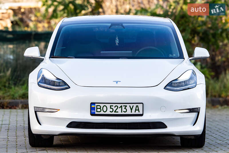 Седан Tesla Model 3 2019 в Львові
