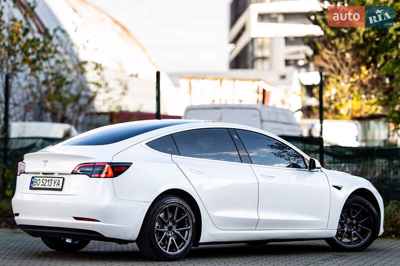 Седан Tesla Model 3 2019 в Львові