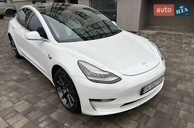 Седан Tesla Model 3 2019 в Остроге