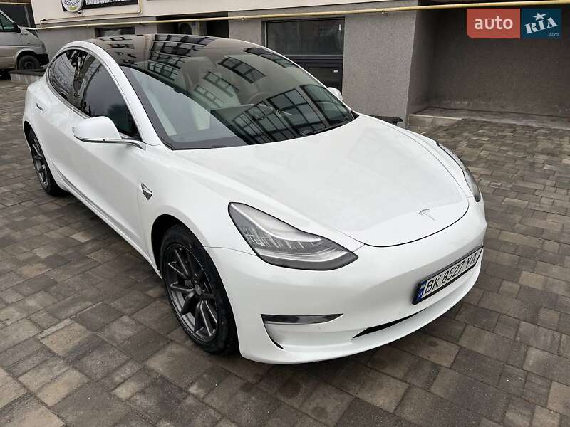 Седан Tesla Model 3 2019 в Остроге