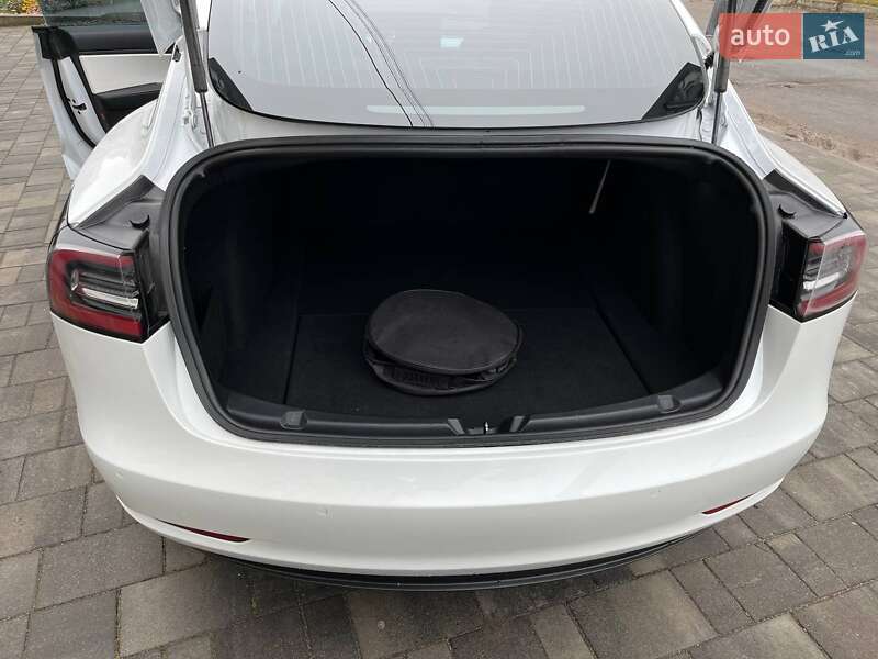 Седан Tesla Model 3 2019 в Остроге