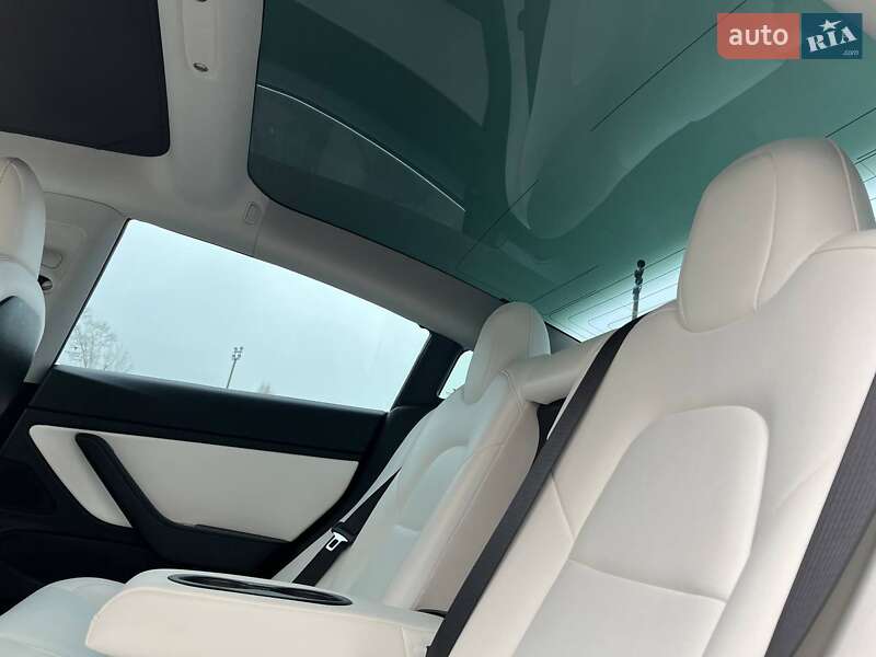 Седан Tesla Model 3 2019 в Остроге