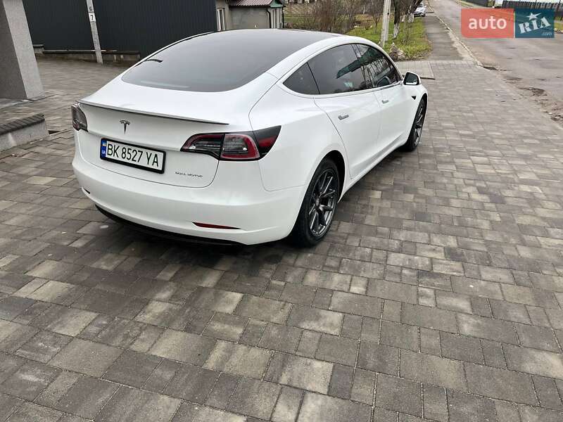 Седан Tesla Model 3 2019 в Остроге