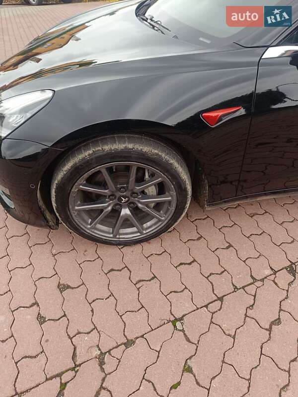 Седан Tesla Model 3 2019 в Черновцах