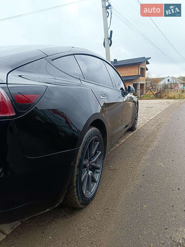 Седан Tesla Model 3 2019 в Черновцах