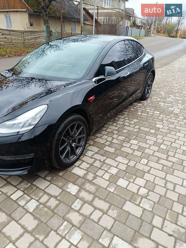 Седан Tesla Model 3 2019 в Черновцах
