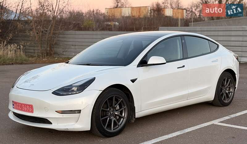 Седан Tesla Model 3 2021 в Ровно
