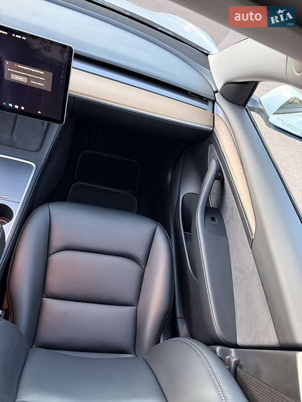 Седан Tesla Model 3 2021 в Ровно