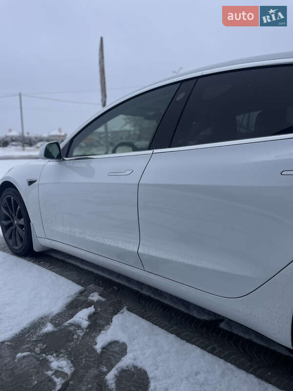 Седан Tesla Model 3 2018 в Львове