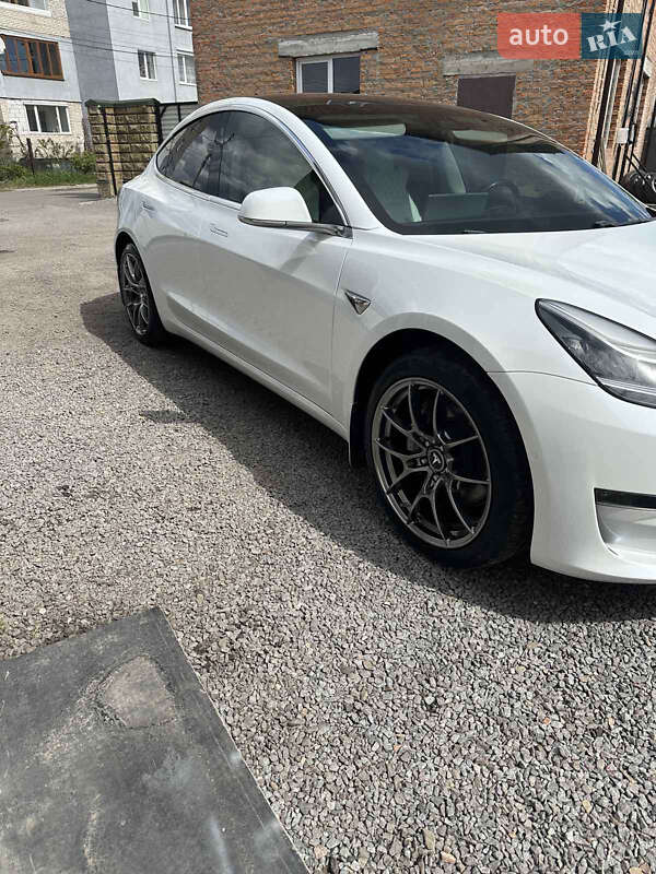 Седан Tesla Model 3 2018 в Львове