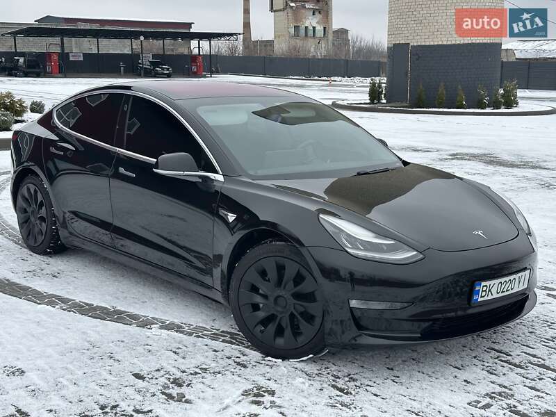 Седан Tesla Model 3 2018 в Ровно