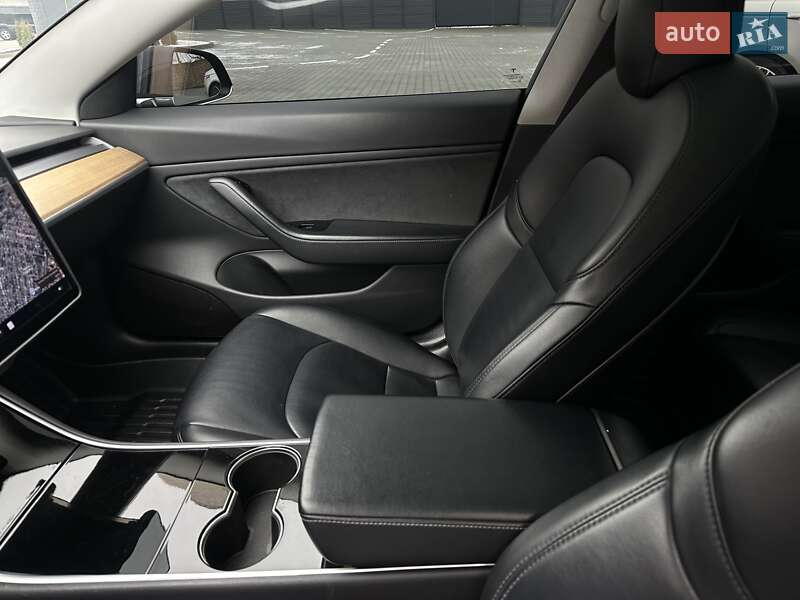 Седан Tesla Model 3 2018 в Ровно