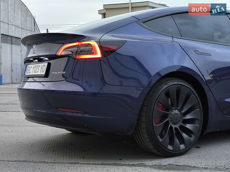 Седан Tesla Model 3 2023 в Львове