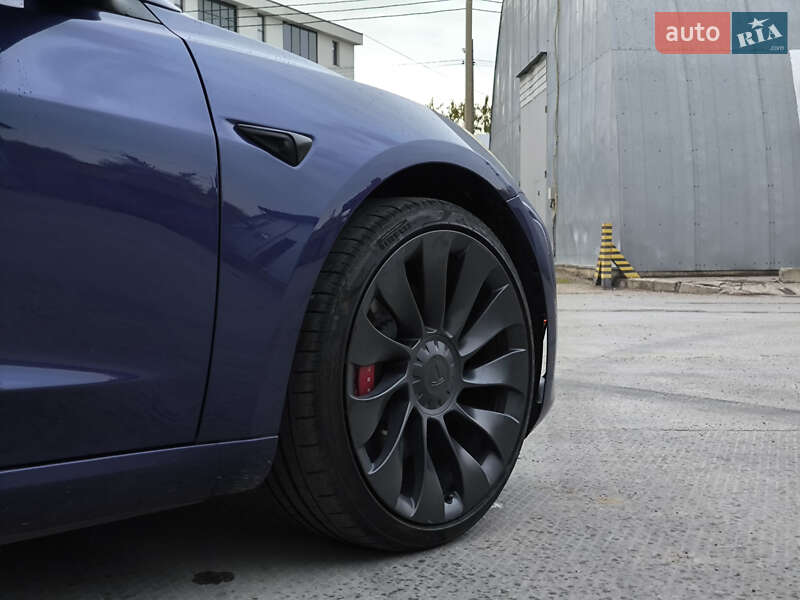 Седан Tesla Model 3 2023 в Львове