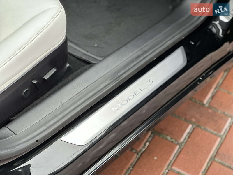 Седан Tesla Model 3 2020 в Ровно