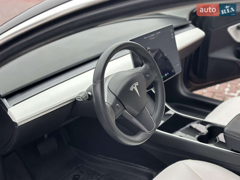 Седан Tesla Model 3 2020 в Ровно