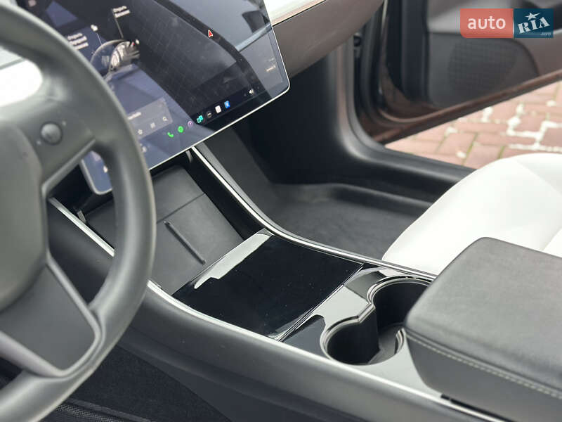 Седан Tesla Model 3 2020 в Ровно