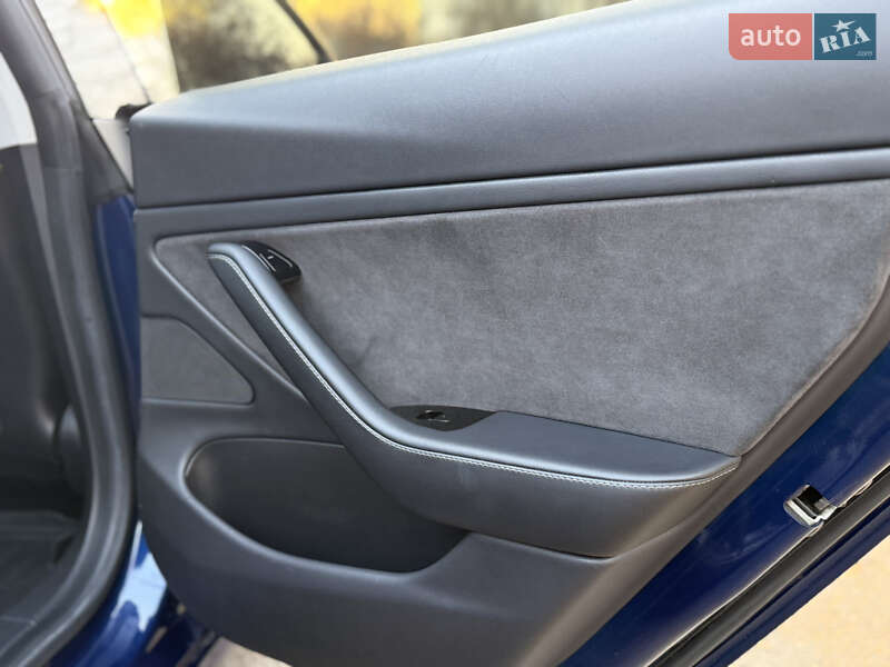 Седан Tesla Model 3 2019 в Одесі