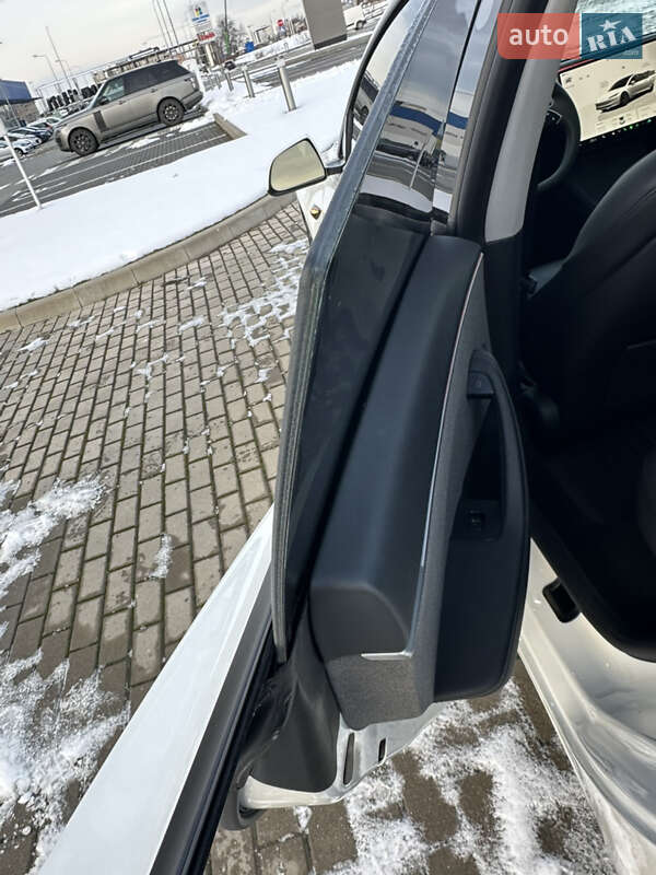 Седан Tesla Model 3 2024 в Львові