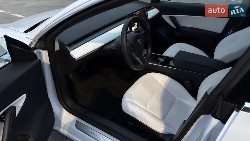 Седан Tesla Model 3 2020 в Києві