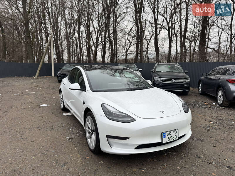 Седан Tesla Model 3 2022 в Ровно