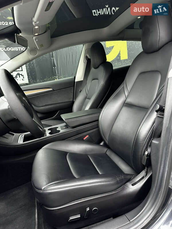 Седан Tesla Model 3 2022 в Львове