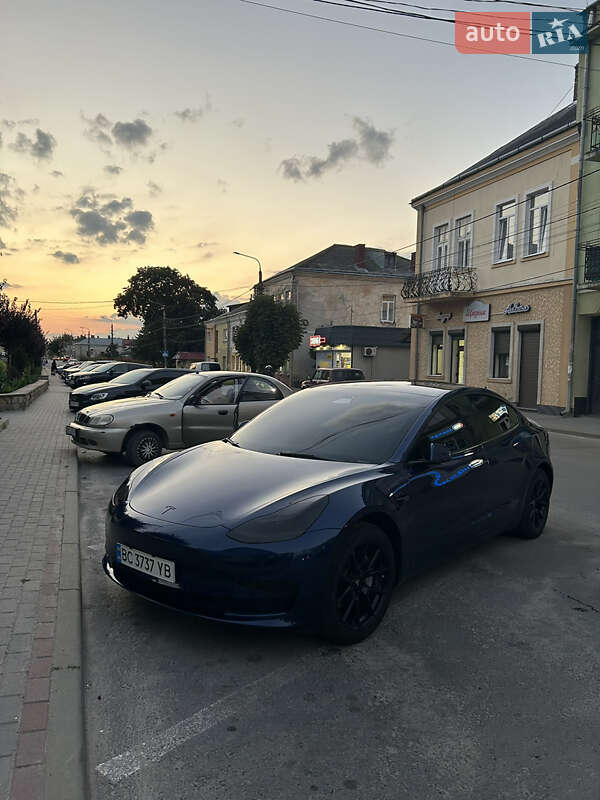 Седан Tesla Model 3 2021 в Львові