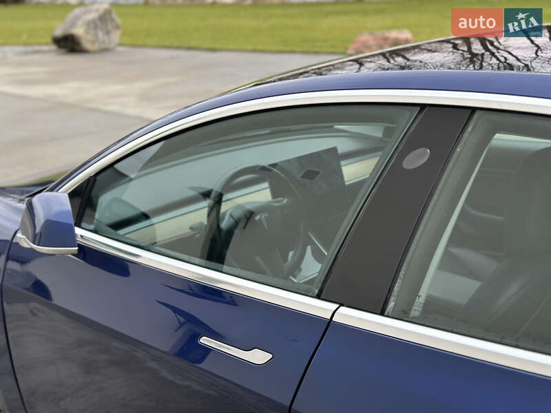 Седан Tesla Model 3 2018 в Луцке