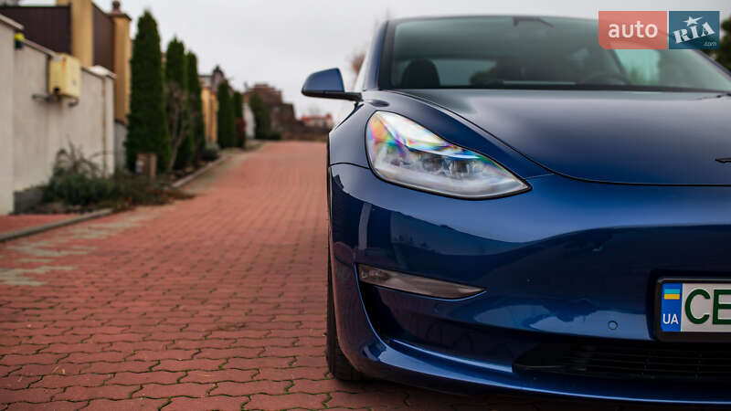Седан Tesla Model 3 2019 в Чернівцях