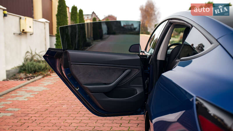 Седан Tesla Model 3 2019 в Чернівцях