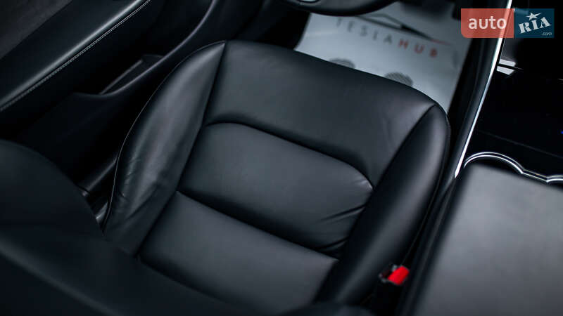 Седан Tesla Model 3 2019 в Чернівцях