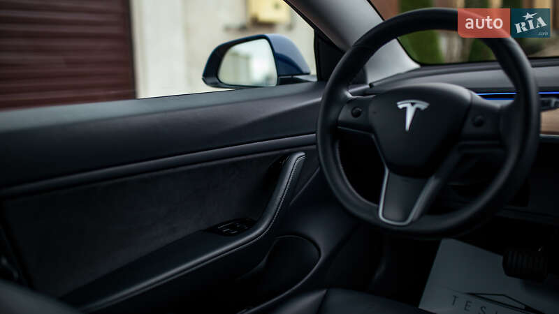 Седан Tesla Model 3 2019 в Чернівцях