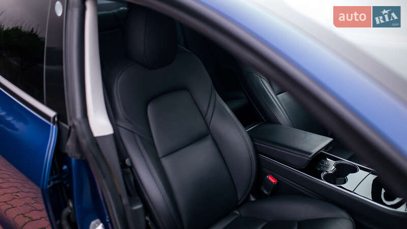 Седан Tesla Model 3 2019 в Чернівцях