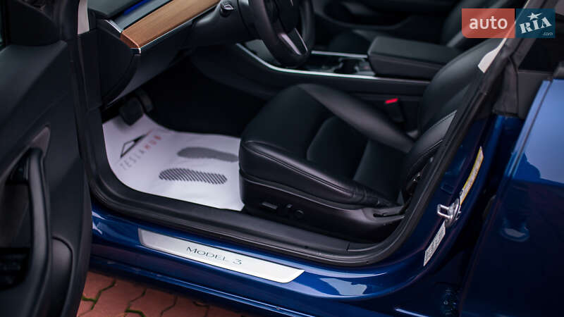 Седан Tesla Model 3 2019 в Чернівцях