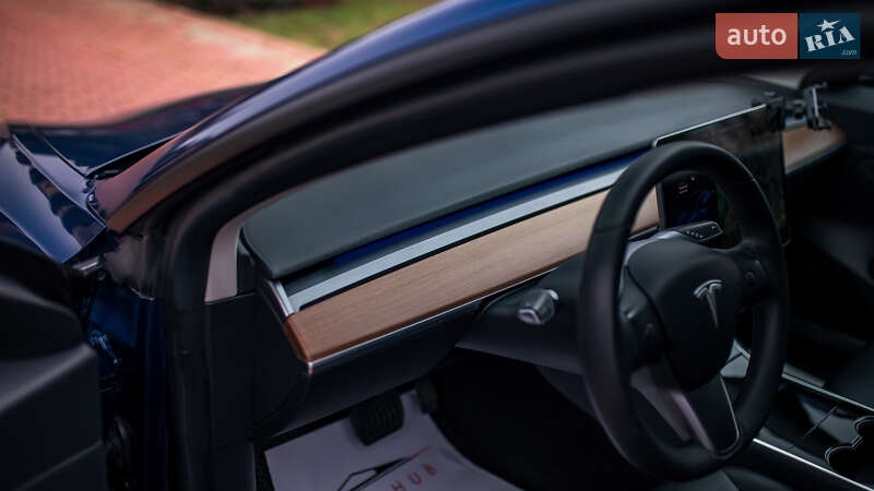 Седан Tesla Model 3 2019 в Чернівцях